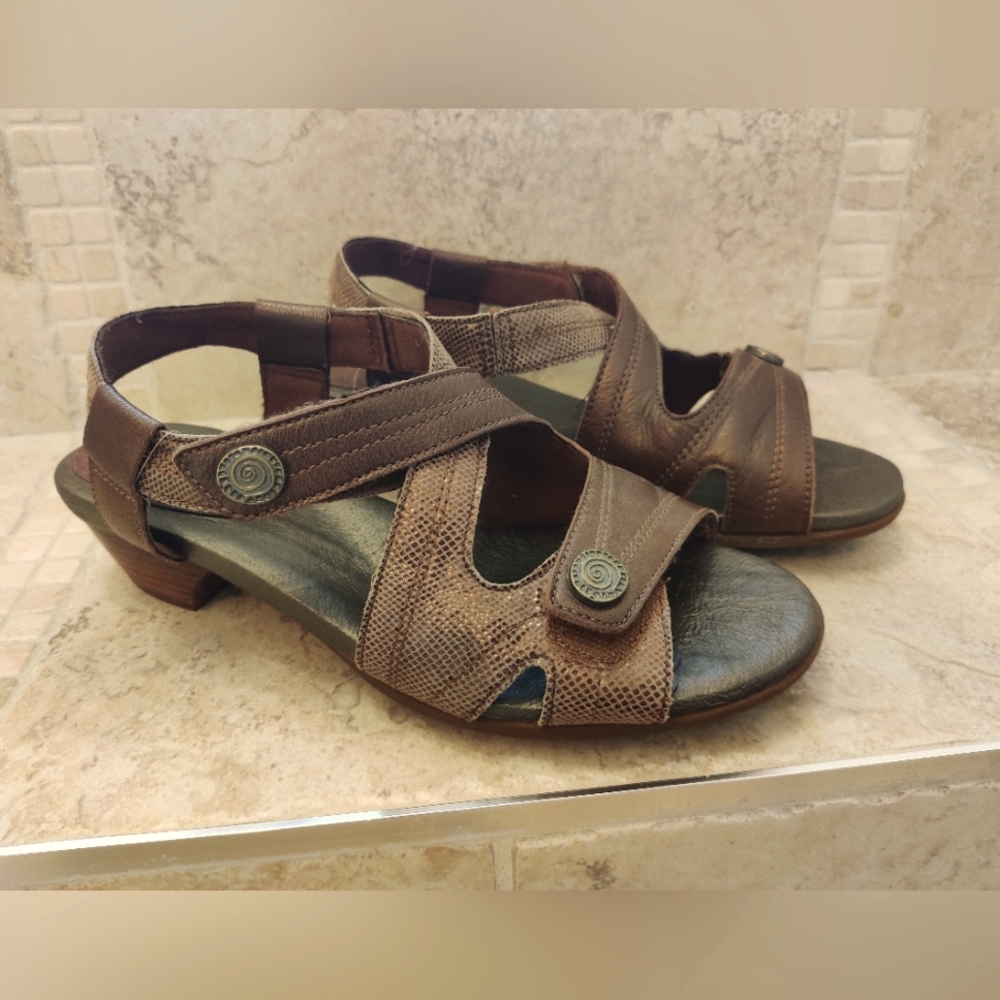 Aravon By New Balance Leather Sandals With Hook And Loop Closure, Size 7